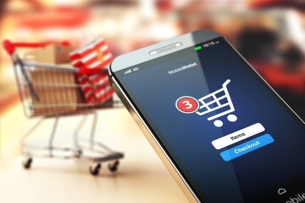 UAE shopper using smartphone to shop online – e-commerce and social media ads growth in UAE